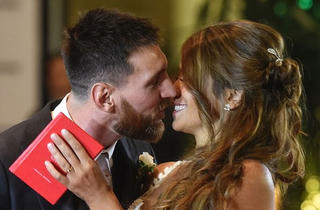 Messi âu yếm vợ trong ngày cưới