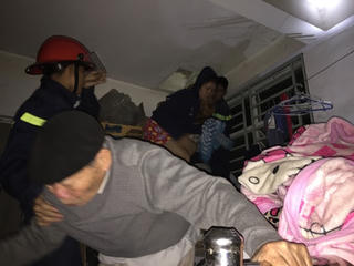 Leo lên mái nhà thoát hiểm vì nhà hàng xóm cháy