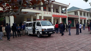 Nữ sinh dùng khăn quàng đỏ thắt cổ trong lớp học