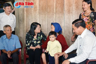 Phó Chủ tịch nước Đặng Thị Ngọc Thịnh  thăm và tặng quà cho người dân vùng lũ Hà Tĩnh