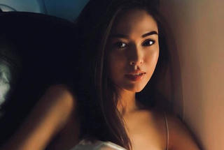 Sao Việt trong ngày: Á hậu Mâu Thủy đẹp hút hồn đi tìm chàng trai năm ấy