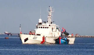 Tàu Cảnh sát biển lai dắt tàu cá bị hỏng máy vào bờ