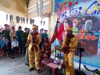 Người dân vui hội bài chòi