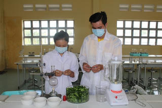 Sóc Trăng: Học sinh trường làng nghiên cứu sáng tạo thuốc trừ sâu sinh học