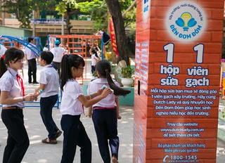 '1 hộp sữa, 1 viên gạch' xây trường Đèn đom đóm