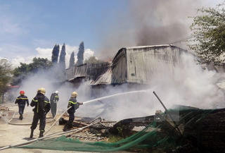 Lửa thiêu rụi nhà máy chế biến bã mía, một công nhân bị thương nặng