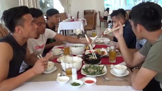 Chân sút và câu chuyện… bữa ăn