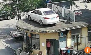 Đậu xe chắn lối bị cẩu xe lên nóc nhà