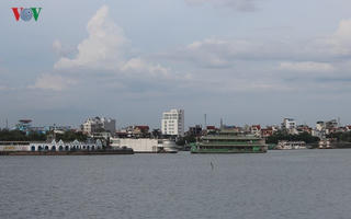 Cận cảnh 'nghĩa địa' du thuyền, nhà hàng nổi trên Hồ Tây