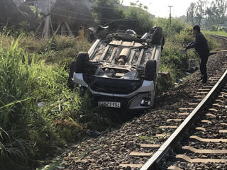 Ô tô vượt chắn bị tàu hàng tông mạnh khiến 3 người thương vong