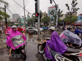 [ẢNH] Mưa lớn đầu giờ sáng tại Hà Nội, nhiều tuyến đường ùn tắc cục bộ