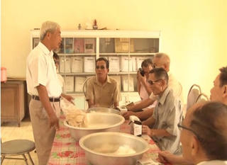 Giúp người mù vượt khó