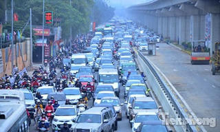 Người dân Thủ đô mắc kẹt ngày đi làm đầu năm mới