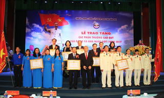 Trao tặng phần thưởng cấp Nhà nước đợt 1 năm 2017