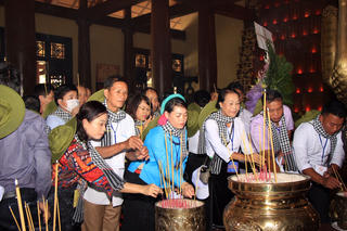 Đoàn đại biểu già làng, trưởng bản tiêu biểu các tỉnh phía biên giới phía Bắcdâng hương tại Đền Liệt sĩ Bến Dược