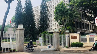 ‘Tự bổ nhiệm’, bị tuýt còi