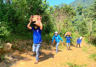 Giáo viên ‘ship’ hàng cứu trợ