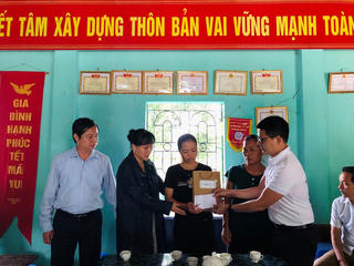 Thăm hỏi, động viên gia đình nạn nhân bị lũ cuốn tại xã Bản Qua