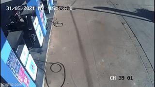 [VIDEO] Tài xế ngồi trên ôtô vứt tiền xuống đất trả nhân viên mua xăng