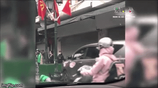 Xe 7 chỗ mất lái tông gục xe ôm công nghệ đang đứng chờ khách