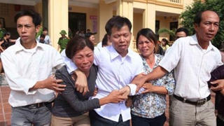 Luật hở hay lợi dụng?