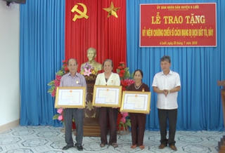 Tặng và truy tặng kỷ niệm chương chiến sĩ cách mạng bị địch bắt, tù đày