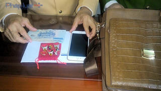 Tìm chủ nhân túi đồ gần 70 triệu đồng