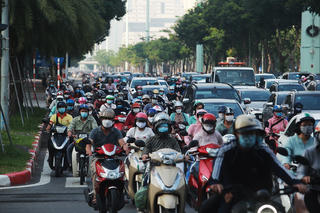 Chuyên gia giao thông Nguyễn Xuân Thủy: Không thể cấm xe máy mà không cấm ô tô