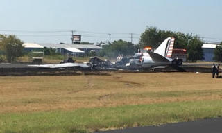 Máy bay quân sự Mỹ lao xuống đất cháy rụi