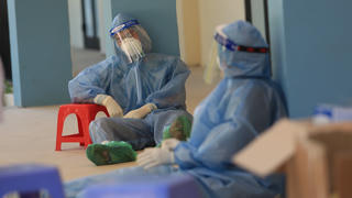 [ẢNH] Nhân viên y vắt sức để truy vết F0 