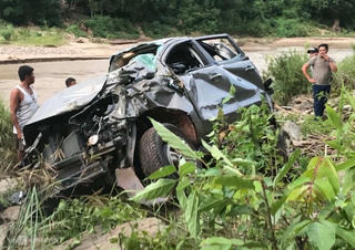 Xe bán tải lao xuống vực sâu, 3 giáo viên thương vong