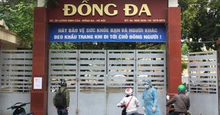 Hà Nội: Học sinh lớp 8 ngã từ lan can tầng 2 xuống đất trong giờ ra chơi