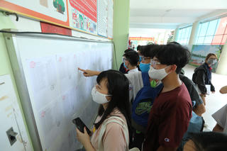Sinh viên ‘phát sốt’ vì các khoản thu