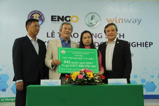 Một Việt kiều tặng các trường học hơn 3.000 cuốn sách 