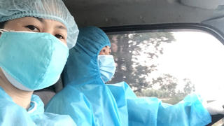 Hai nữ tài xế chuyên 'xin' hàng, tiếp tế công nhân