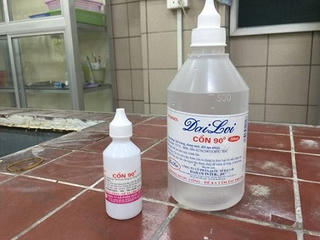 Uống cồn sát trùng thay rượu, một nạn nhân tử vong