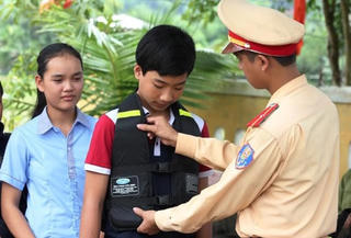 Trao tặng 200 chiếc áo phao cho học sinh vùng lũ