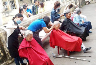 Trao quà và cắt tóc miễn phí cho bệnh nhân phong Quỳnh Lập
