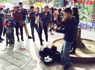 Không có chuyện quát nạt cậu bé kéo đàn