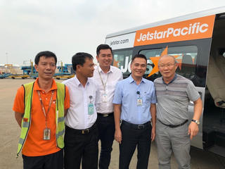 HLV Park Hang Seo và trợ lý bất ngờ bay vào TP HCM trên tàu bay Jetstar Pacific