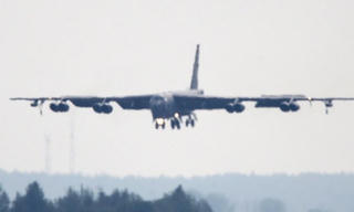 'Pháo đài bay' B-52 của Mỹ rơi động cơ giữa trời