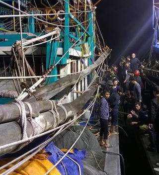 Cháy tàu cá trong đêm, hàng trăm người cật lực dập lửa