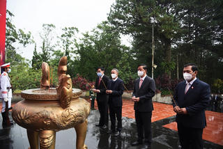 Lâm Đồng: Viếng Nghĩa trang Liệt sỹ nhân ngày Thương binh Liệt sỹ 27/7