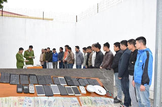 Bắt quả tang 19 con bạc đang sát phạt ngày đầu năm