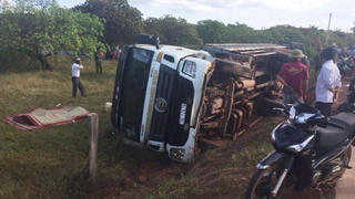 Lật xe tải chở trụ điện, hai người tử vong