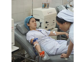 Bốn nhân viên y tế hiến máu cứu sống sản phụ