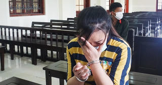 Nữ quái buôn người rơi nước mắt lo các con cũng trở thành nạn nhân