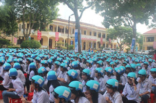 Thanh Hóa tặng hơn 1.000 mũ bảo hiểm cho học sinh