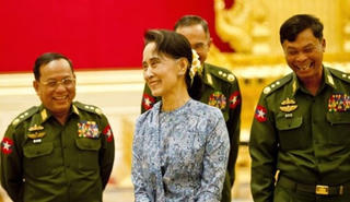 Bà Suu Kyi rút 2 chức Bộ trưởng