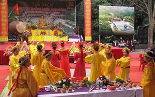 Tưng bừng khai hội chùa Non Đông